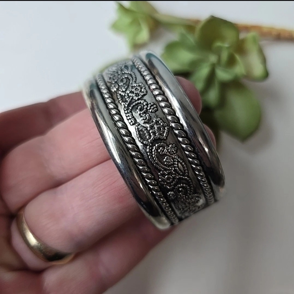 Vintage 70's  Lovely Detailed Silver Tone Very Pretty Wide Cuff Bracelet - Picture 2 of 3